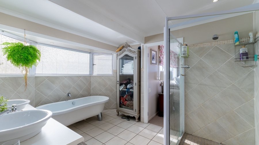 5 Bedroom Property for Sale in Outeniqua Strand Western Cape